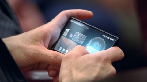 LG de Tony Stark en 'Iron Man 2' es un smartphone muy moderno y de tecnolog&iacute;a punta cuyo sistema y material a&uacute;n estan investigando en la realidad, pero resultar&iacute;a perfecto para el controlador de Grey. 