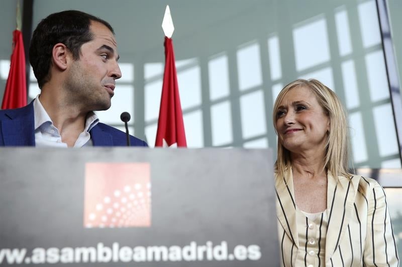 Cifuentes firma el documento que garantiza el apoyo de Ciudadanos para su investidura Cifuentes firma el documento que garantiza el apoyo de Ciudadanos para su investidura