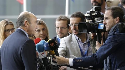 Luis de Guindos atiende a los medios en Luxemburgo
