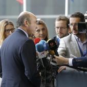 Luis de Guindos atiende a los medios en Luxemburgo