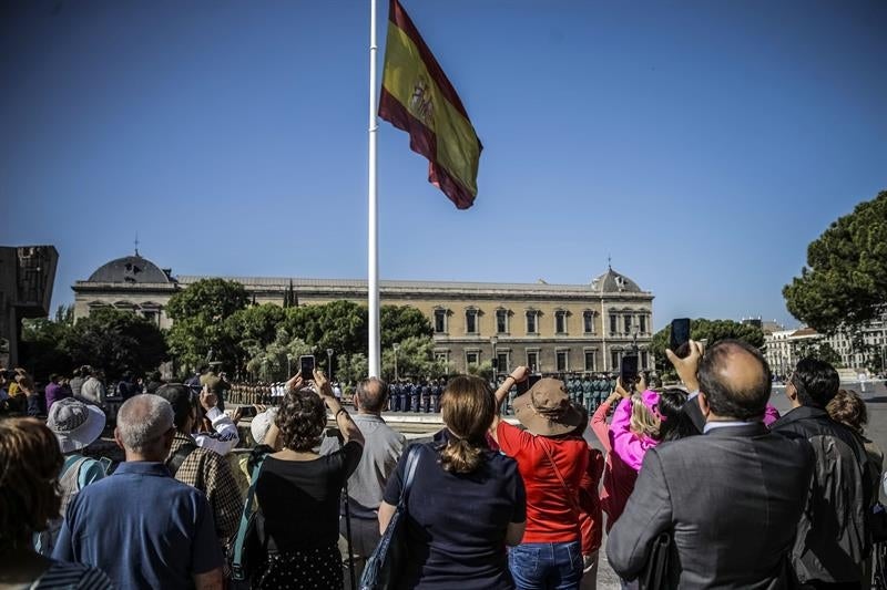 Primer izado solemne de bandera por la proclamación del Rey Felipe VI Primer izado solemne de bandera por la proclamación del Rey Felipe VI