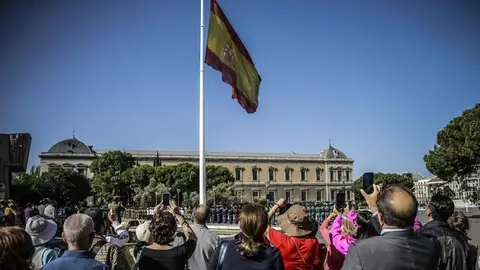 Primer izado solemne de bandera por la proclamación del Rey Primer izado solemne de bandera por la proclamación del Rey