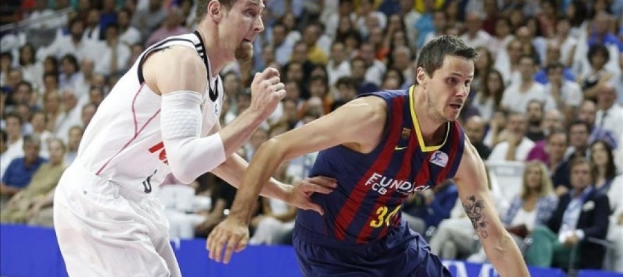Nachbar conduce el balón ante la defensa de Nocioni Nachbar conduce el balón ante la defensa de Nocioni