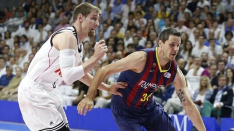 Nachbar conduce el bal&oacute;n ante la defensa de Nocioni 
