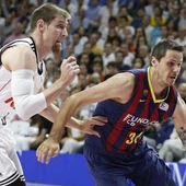 Nachbar conduce el balón ante la defensa de Nocioni Nachbar conduce el balón ante la defensa de Nocioni