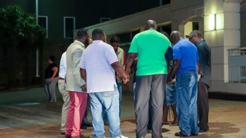 Asistentes de una iglesia conversan entre ellos cerca del lugar del tiroteo