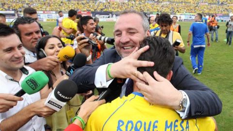  El presidente de la UD Las Palmas, Miguel &Aacute;ngel Ram&iacute;rez, celebra con Roque Mesa el ascenso de Las Palmas