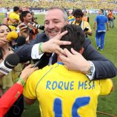  El presidente de la UD Las Palmas, Miguel Ángel Ramírez, celebra con Roque Mesa el ascenso de Las Palmas