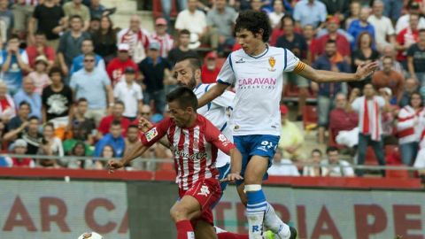 El defensa del Real Zaragoza, Jes&uacute;s Vallejo, pelea un bal&oacute;n