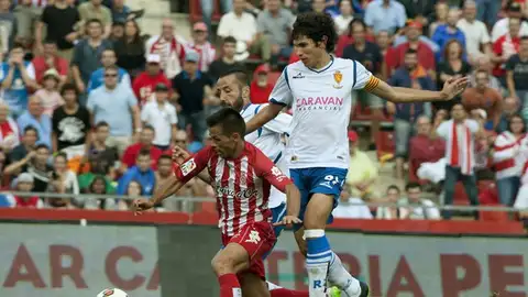 El defensa del Real Zaragoza, Jesús Vallejo, pelea un balón El defensa del Real Zaragoza, Jesús Vallejo, pelea un balón