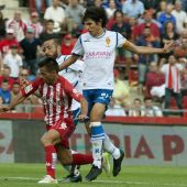 El defensa del Real Zaragoza, Jesús Vallejo, pelea un balón