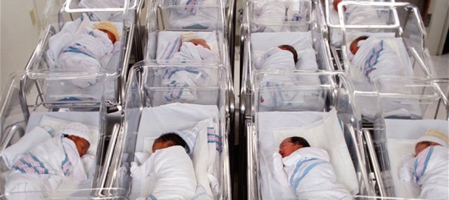 Bebés recién nacidos en el hospital Bebés recién nacidos en el hospital