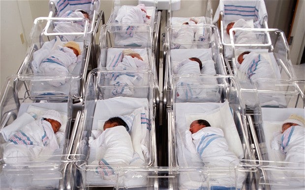 Un tribunal de Tailandia concede a un hombre la custodia de trece niños que tuvo a través de vientres de alquiler Un tribunal de Tailandia concede a un hombre la custodia de trece niños que tuvo a través de vientres de alquiler