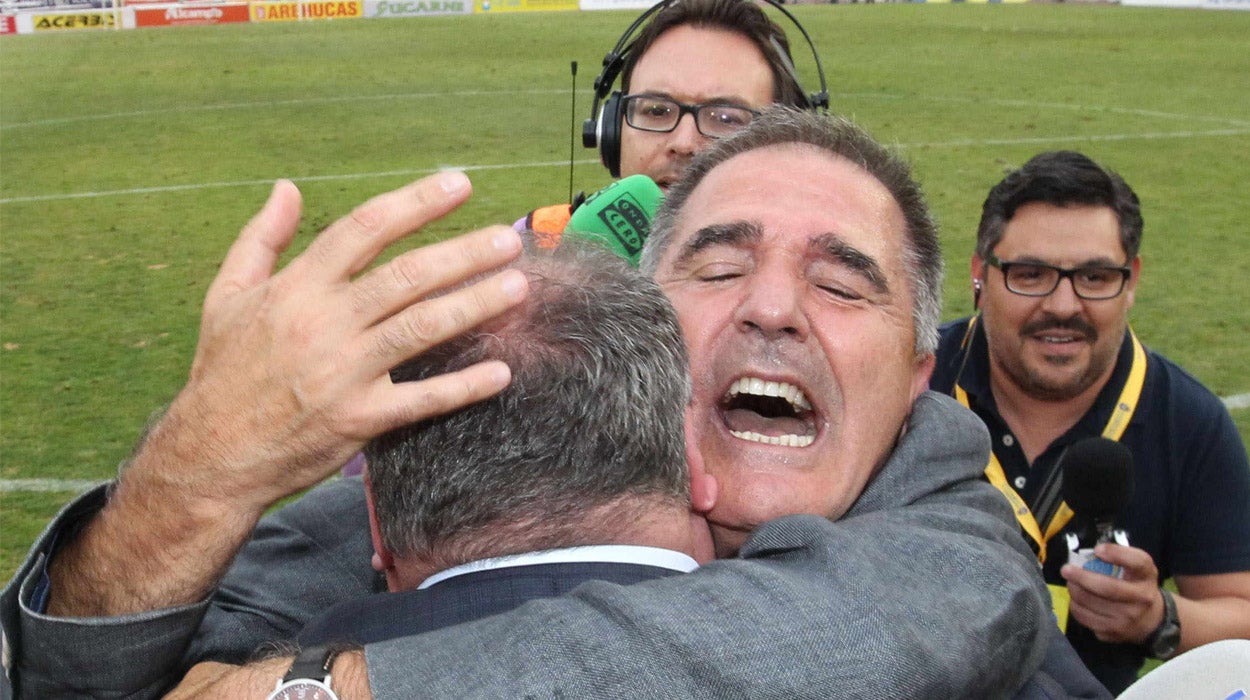 Paco Herrera: “Ahora ya sí que me creo que hemos ascendido" Paco Herrera: “Ahora ya sí que me creo que hemos ascendido"