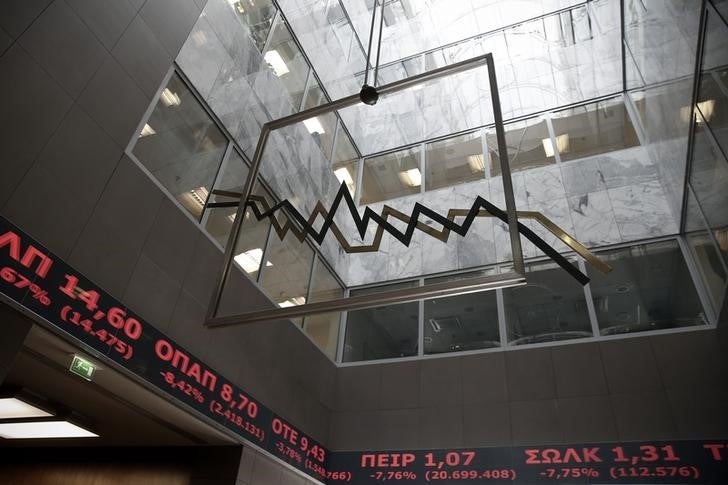 La Bolsa de Atenas vive un lunes negro mientras continúa la negociación del rescate La Bolsa de Atenas vive un lunes negro mientras continúa la negociación del rescate