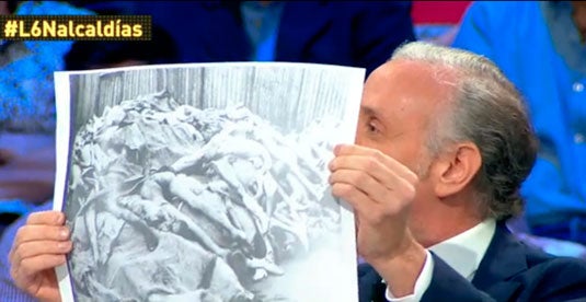 La Tele con Monegal: Inda arremete contra Zapata enseñando fotos de cadáveres judíos La Tele con Monegal: Inda arremete contra Zapata enseñando fotos de cadáveres judíos