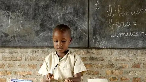 Escuela Burundi - Contraparte Un niño acude a clase de un colegio de Bujumbura en medio de los disturbios que se viven en el país por la intención del presidente de Burundi, Pierre Nkurunziza, de repetir un tercer mandato en el cargo.