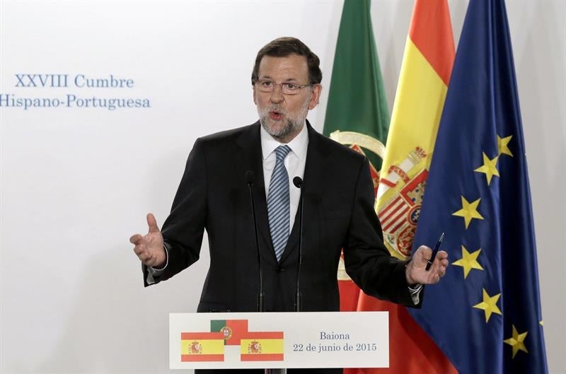 Rajoy estudia devolver a los funcionarios la paga extra y uno de los días moscosos Rajoy estudia devolver a los funcionarios la paga extra y uno de los días moscosos