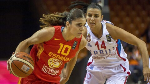 Marta Xargay encara a Ana Dabovic durante el Rusia - Espa&ntilde;a del Eurobasket