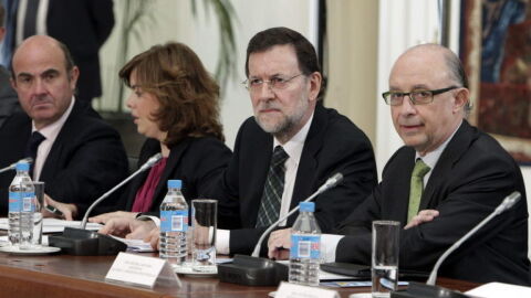 Mariano Rajoy con Luis de Guindos, Soraya S&aacute;enz de Santamar&iacute;a y Crist&oacute;bal Montoro
