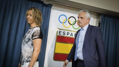 Jos&eacute; Luis Esca&ntilde;uela, presidente de la RFET junto a Gala Le&oacute;n, capitana del equipo de Copa Davis
