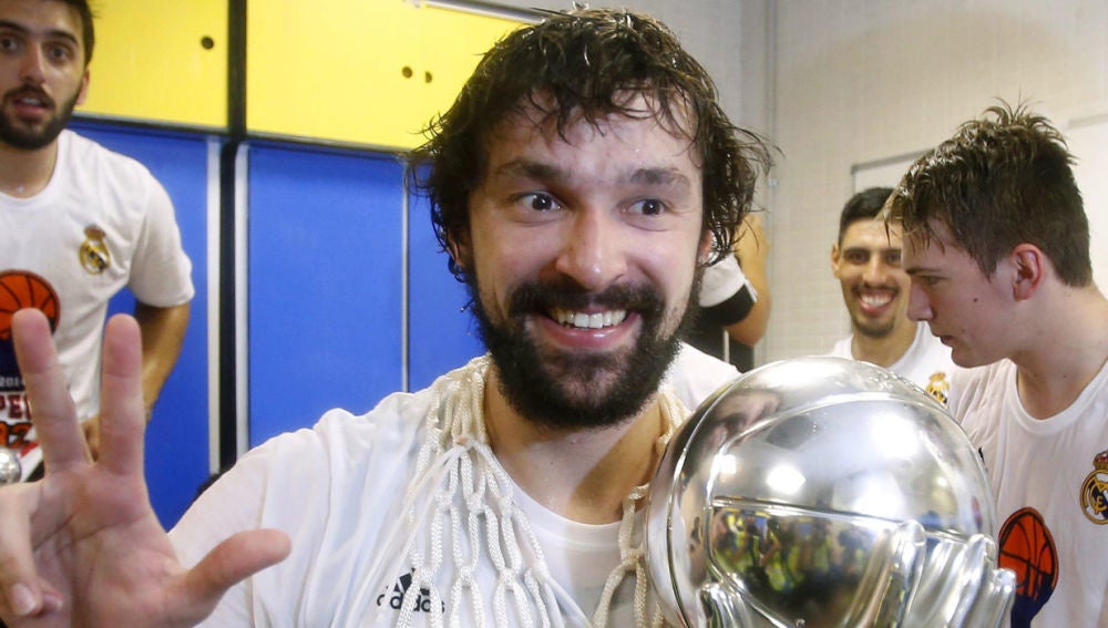 Sergio Llull celebra el título de Liga