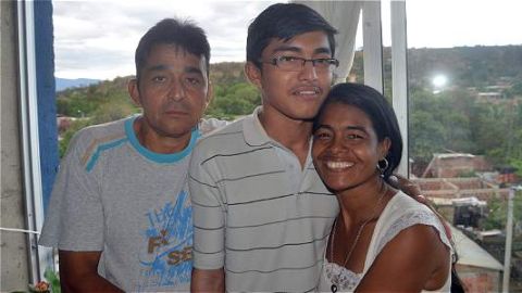 Abd&iacute;as Josu&eacute; con sus padres