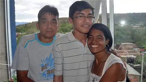 Abdías Josué con sus padres Abdías Josué con sus padres