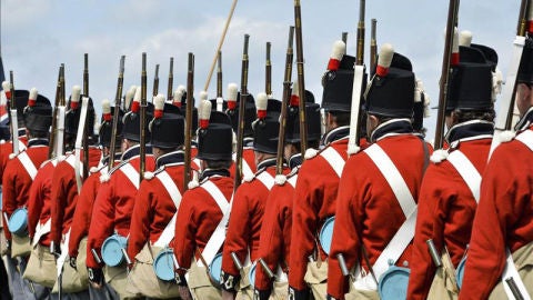 Vista de los miembros del recreado ej&eacute;rcito ingl&eacute;s durante la dramatizaci&oacute;n de la batalla de Waterloo, en Braine-l'Alleud, B&eacute;lgica