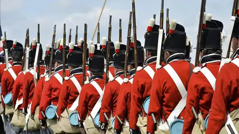 Vista de los miembros del recreado ejército inglés durante la dramatización de la batalla de Waterloo, en Braine-l'Alleud, Bélgica Vista de los miembros del recreado ejército inglés durante la dramatización de la batalla de Waterloo, en Braine-l'Alleud, Bélgica