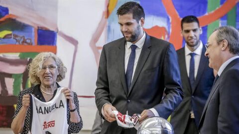 Felipe Reyes, junto a Florentino P&eacute;rez y la alcaldesa Manuela Carmena
