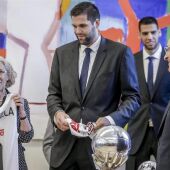 Felipe Reyes, junto a Florentino Pérez y la alcaldesa Manuela Carmena