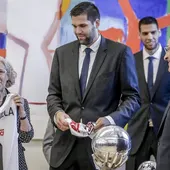Felipe Reyes, junto a Florentino Pérez y la alcaldesa Manuela Carmena Felipe Reyes, junto a Florentino Pérez y la alcaldesa Manuela Carmena