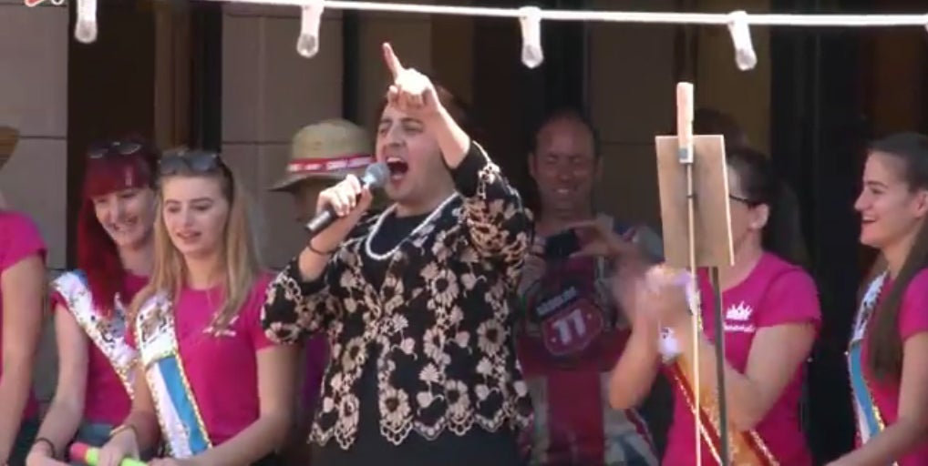 Un alcalde se disfraza de Rita Barberà Un alcalde se disfraza de Rita Barberà