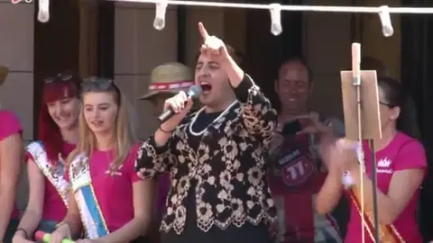 El alcalde de Catral disfrazado de Rita Barberá El alcalde de Catral disfrazado de Rita Barberá