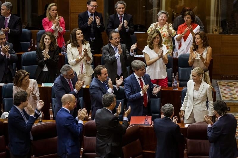 Cifuentes toma posesión de su cargo arropada por Sáenz de Santamaría y seis ministros Cifuentes toma posesión de su cargo arropada por Sáenz de Santamaría y seis ministros