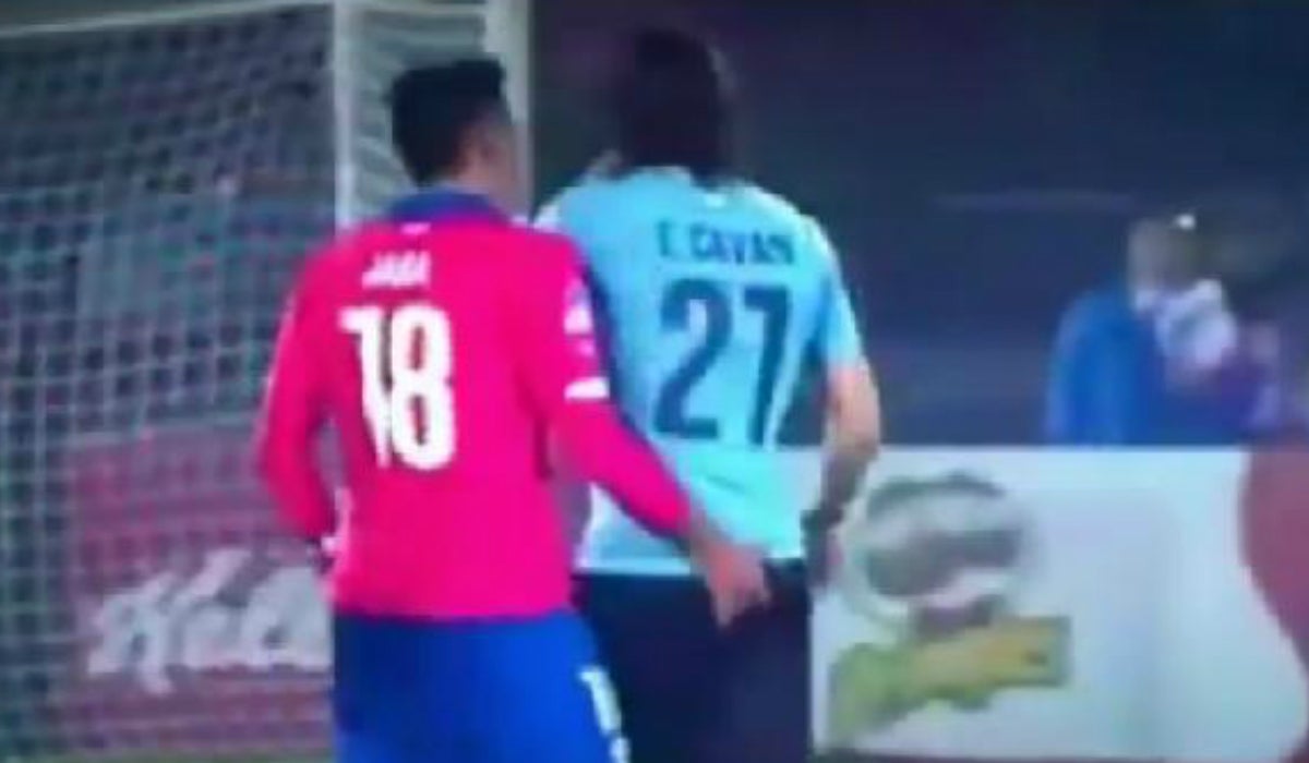 Jara provoca la expulsión de Cavani metiéndole el dedo en el trasero Jara provoca la expulsión de Cavani metiéndole el dedo en el trasero