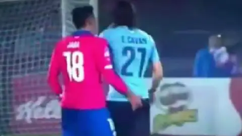 Gonzalo Jara le mete el dedo en el trasero a Edison Cavani Gonzalo Jara le mete el dedo en el trasero a Edison Cavani