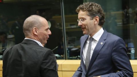 Yanis Varufakis conversa con el presidente del Eurogrupo, Jeroen Dijsselbloem