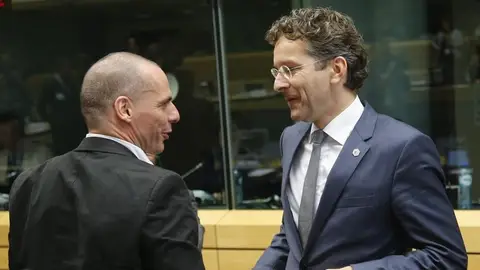 Yanis Varufakis conversa con el presidente del Eurogrupo, Jeroen Dijsselbloem Yanis Varufakis conversa con el presidente del Eurogrupo, Jeroen Dijsselbloem