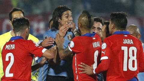Edison Cavani discutiendo con los jugadores chilenos