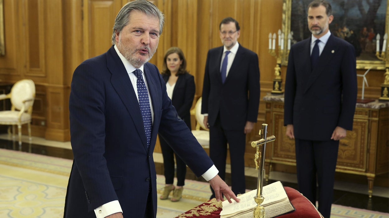 Íñigo Méndez de Vigo jura su cargo ante el Rey en la Zarzuela Íñigo Méndez de Vigo jura su cargo ante el Rey en la Zarzuela