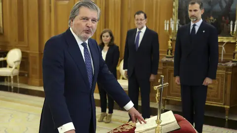 Iñigo Méndez de Vigo, en el momento de jurar hoy su cargo como nuevo ministro de ministro de Educación, Cultura y Deporte Iñigo Méndez de Vigo, en el momento de jurar hoy su cargo como nuevo ministro de ministro de Educación, Cultura y Deporte