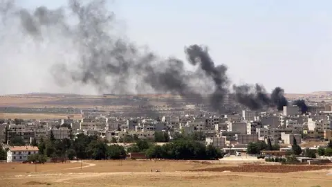 Humo aparece tras un nuevo ataque contra el enclave turco de Kobani Humo aparece tras un nuevo ataque contra el enclave turco de Kobani