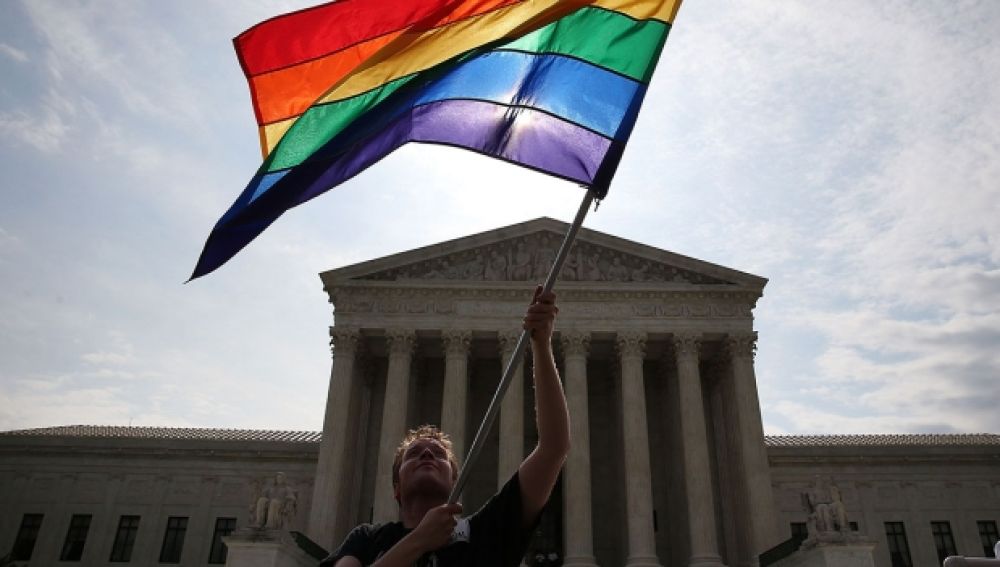 Un hombre ondea la bandera gay frente a la Corte Suprema de EEUU 