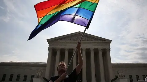 Un hombre ondea la bandera gay frente a la Corte Suprema de EEUU Un hombre ondea la bandera gay frente a la Corte Suprema de EEUU