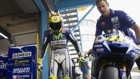 Valentino Rossi en el box durante el GP de Holanda