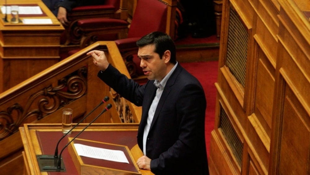 El primer ministro griego, Alexis Tsipras, habla en una sesión del Parlamento en Atenas
