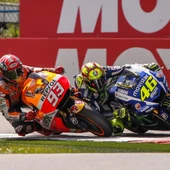 Márquez y Rossi se tocan en la última curva del GP de Holanda Márquez y Rossi se tocan en la última curva del GP de Holanda