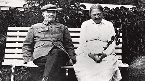 Lenin y su esposa Nadia Krúpskaia Lenin y su esposa Nadia Krúpskaia